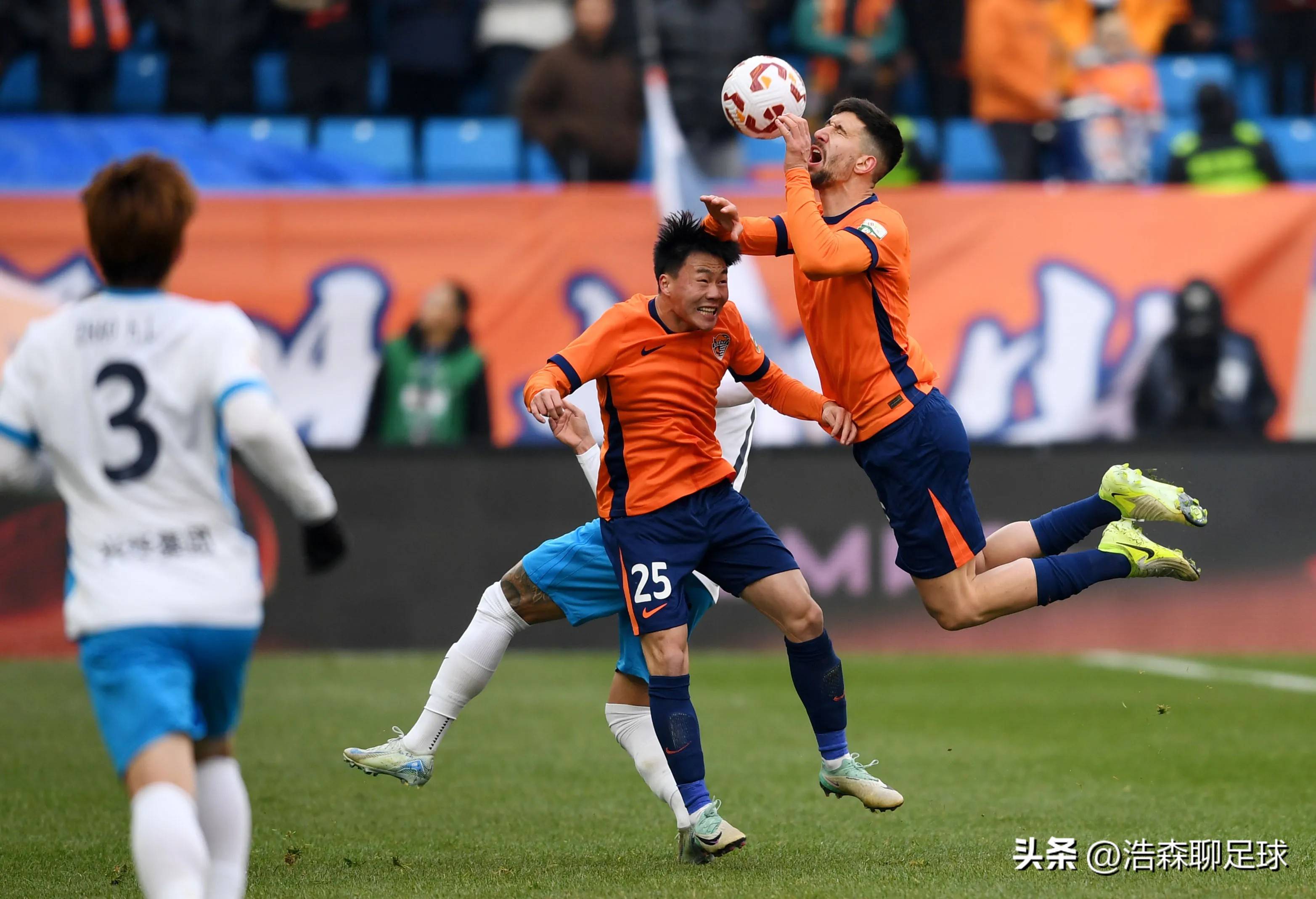 国内足球联赛争夺激烈，各路强队出击的简单介绍