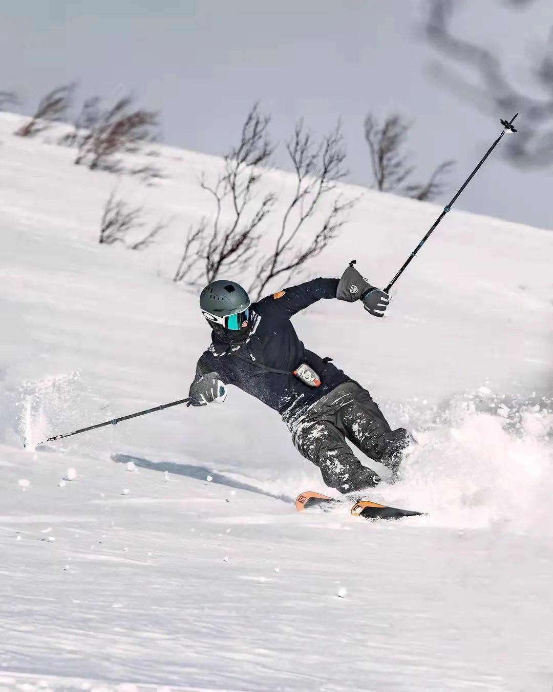 挪威雪地运动员冲刺领先，获得冠军头衔