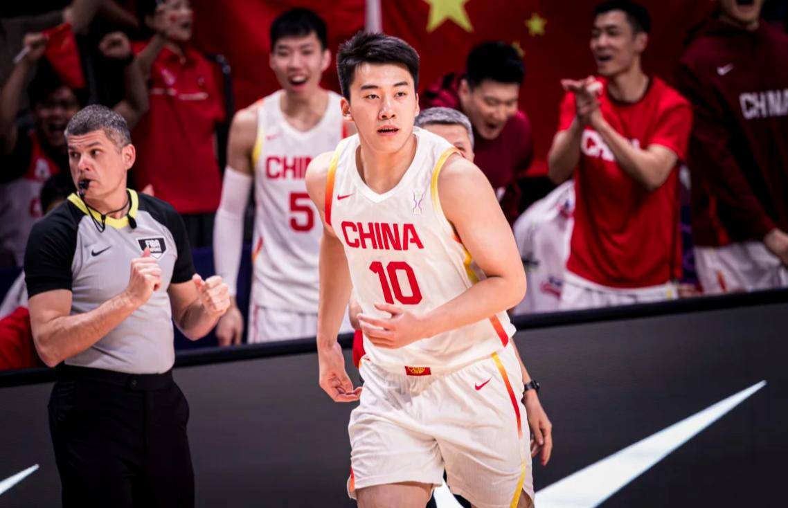 碾压对手，CBA球员展现出色篮球技艺的简单介绍