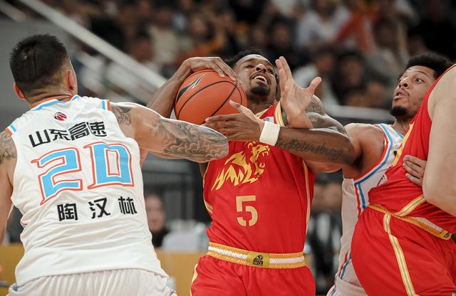 碾压对手，CBA球员展现出色篮球技艺的简单介绍